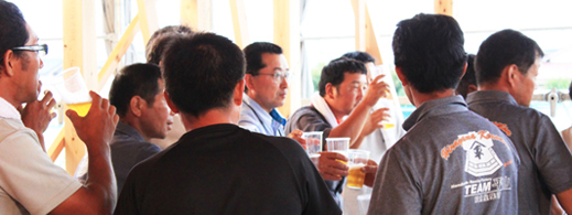 職人達がチームワークを深めるために集会をしている様子